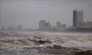 Nghệ An: Biển nhiễu động mạnh, hàng ngàn hộ dân bị ngập lụt