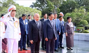 Quốc vương Campuchia Norodom Sihamoni đặt vòng hoa tưởng niệm các Anh hùng liệt sĩ