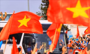 Xe buýt chở đội tuyển Việt Nam diễu hành về trung tâm Hà Nội