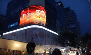 Hình ảnh kỷ niệm 50 năm Thành phố mang tên Bác được trình chiếu tại trung tâm Seoul