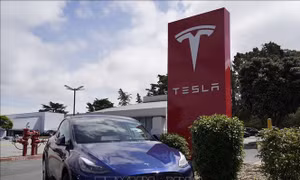 Tổng thống Trump tuyên bố sẽ mua Tesla để ủng hộ tỷ phú Elon Musk