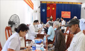 Khám và cấp phát thuốc miễn phí cho người dân Khánh Hòa