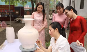 Trải nghiệm nghề gốm Bồ Bát thu hút đông đảo người dân, du khách