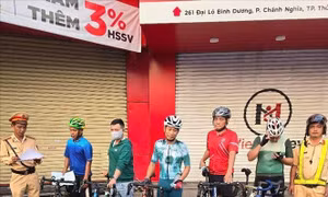 Lập biên bản, tạm giữ phương tiện đối với đoàn xe đạp vượt đèn đỏ