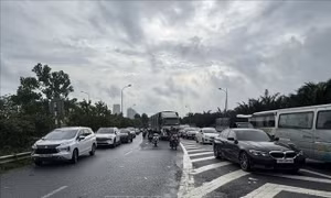 Đường gom Đại lộ Thăng Long bị ngập sâu, xe máy, ô tô tràn vào cao tốc gây ùn tắc dài