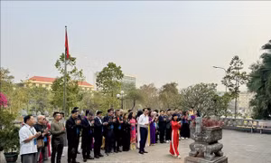 Đoàn kiều bào dâng hương tại Khu di tích Quốc gia đặc biệt Tân Trào