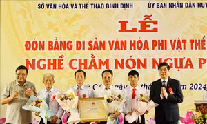 Đón Bằng di sản văn hóa phi vật thể Quốc gia 'Nghề chằm nón ngựa Phú Gia'