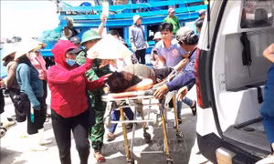 Cấp cứu kịp thời một ngư dân bị tai biến khi hành nghề trên biển
