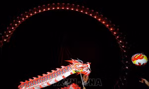 London Eye rực rỡ sắc màu chào đón Tết Nguyên đán