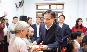 Ủy viên Bộ Chính trị, Bộ trưởng Bộ Ngoại giao Lê Hoài Trung tặng quà Tết tại Huế