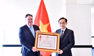 Trao Huân chương Hữu nghị cho Đại sứ Hoa Kỳ Marc Knapper