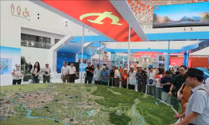 Người dân tiếp tục đổ về tham quan Triển lãm thành tựu đất nước 80 năm