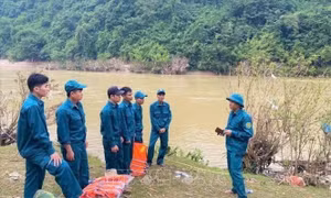 Tìm thấy thi thể một trong hai thiếu nhi bị mất tích trên sông Nậm Mộ