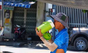 Người lao động miền Trung gồng mình mưu sinh dưới nắng nóng đặc biệt gay gắt