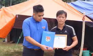 Trưởng thôn trẻ năng động, giúp dân bản bình yên vượt qua bão lớn 