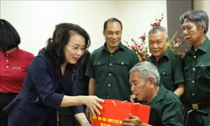 Tặng quà cho người có công dịp kỷ niệm 79 năm Ngày Thương binh - Liệt sĩ