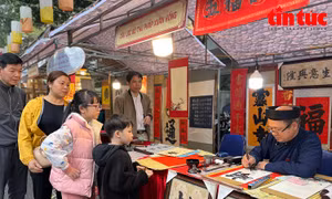 Hội chợ làng nghề truyền thống Tết tại phố bích họa Phùng Hưng