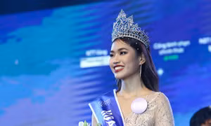 Nữ sinh cao gần 1m80 trở thành tân hoa khôi Duyên dáng Ngoại thương 2023