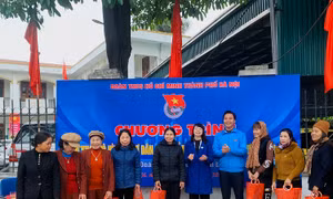 Hà Nội: Tặng làn nhựa thay thế túi nilon cho người dân đi chợ