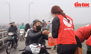 Người dân Thủ đô đi thả cá ngày Tết ông Công, ông Táo