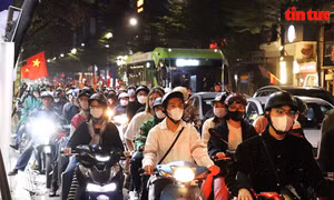 'Biển người' nô nức đổ về phố đi bộ Hoàn Kiếm đón năm mới 2024 