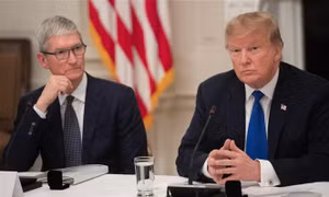 Tổng thống Trump chỉ trích mẽ CEO Tim Cook của Apple về kế hoạch sản xuất Iphone