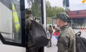 Video binh sĩ Nga, Ukraine hân hoan trở về nước trong đợt trao đổi tù binh mới nhất