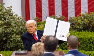 Trung Quốc thúc giục Tổng thống Trump 'sửa chữa sai lầm' về thuế quan