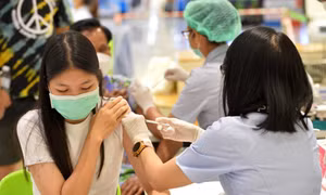 Thái Lan hạ cấp nguy hiểm, xếp COVID-19 cùng loại với cúm mùa