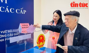 Nhà báo, nhà giáo 96 tuổi tự hào thực hiện quyền công dân trong ngày bầu cử