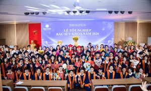 Trường Đại học trao bằng cho khóa bác sĩ y khoa đầu tiên