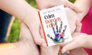 Cầm bàn tay con