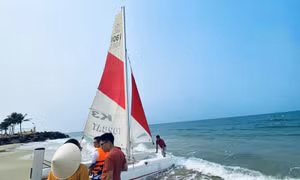 Hòa vào làn nước mát biển Cửa Đại trên thuyền buồm Catamaran