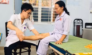Chàng trai Nhật Bản tình nguyện giúp bệnh nhân Việt Nam phục hồi chức năng