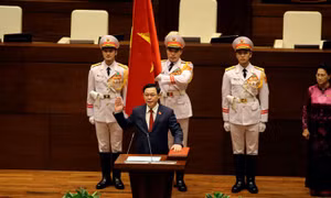 Đồng chí Vương Đình Huệ được Quốc hội bầu giữ chức Chủ tịch Quốc hội với 100% đại biểu có mặt tán thành