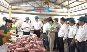 Đồng chí Đỗ Mạnh Hưng, Phó Bí thư Huyện uỷ, Chủ tịch UBND Huyện Ba Vì (áo trắng cầm điện thoại) kiểm tra việc thanh toán không dùng bằng tiền mặt.