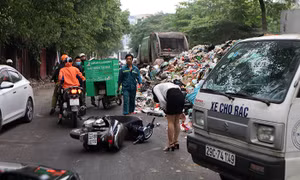 Người dân ngã sóng soài do rác đổ ra lòng đường