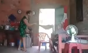 Người quay clip cụ bà bị bạo hành, không vào can ngăn có bị xử lý?