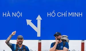 Hai thầy giáo nước ngoài đi bộ 2.000km gây quỹ vì trẻ em Việt Nam có hoàn cảnh khó khăn 