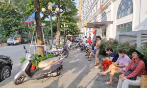 Phụ huynh 'bám trụ' chờ con trước cổng điểm thi dưới nắng hè