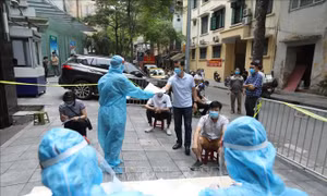 Người dân đến lấy mẫu xét nghiệm tại toà nhà T&T Group.