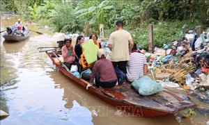 Người dân Hà Nội vất vả ứng phó với nước sông Hồng dâng cao