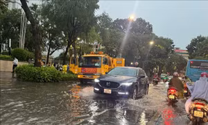 Cảnh báo dông sét và mưa lớn cục bộ tại Hà Nội