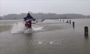 Nhiều tuyến đường ở Hương Khê sạt lở, 5 xã bị chia cắt