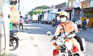 Thí sinh ngủ quên được Cảnh sát giao thông chở đến điểm thi kịp thời