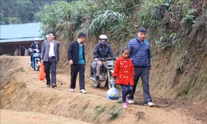Vận động học sinh vùng cao trở lại lớp sau Tết