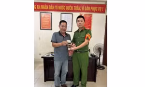 Hà Nội: Lái xe taxi trả lại tài sản cho người đánh rơi