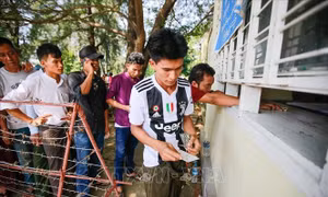 Người dân Myanmar xếp hàng mua vé xem trận đấu với đội tuyển Việt Nam