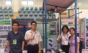 Học sinh lớp 11 sáng tạo mô hình tự động phân loại rác thải dùng năng lượng mặt trời