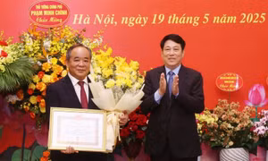 Chủ tịch nước dự lễ trao Huy hiệu 40 năm tuổi Đảng cho đồng chí Lê Khánh Hải